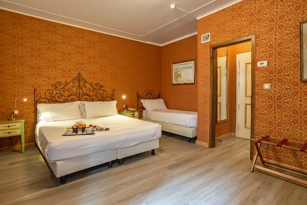 TRIPLE STANDARD Room, La Fenice et des Artistes, Venice