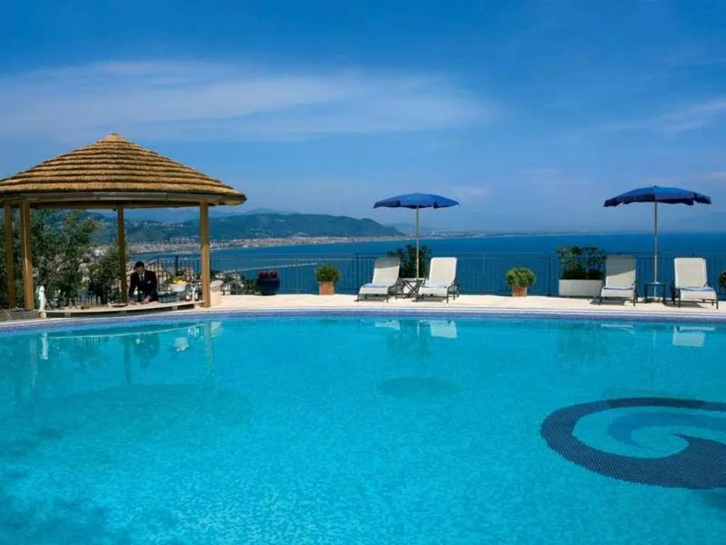 Pool, Raito, Naples