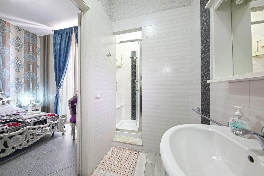 Room, New Sayonara, Naples