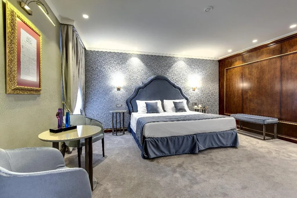 JUNIOR SUITE STANDARD Room, Dona Palace, Venice