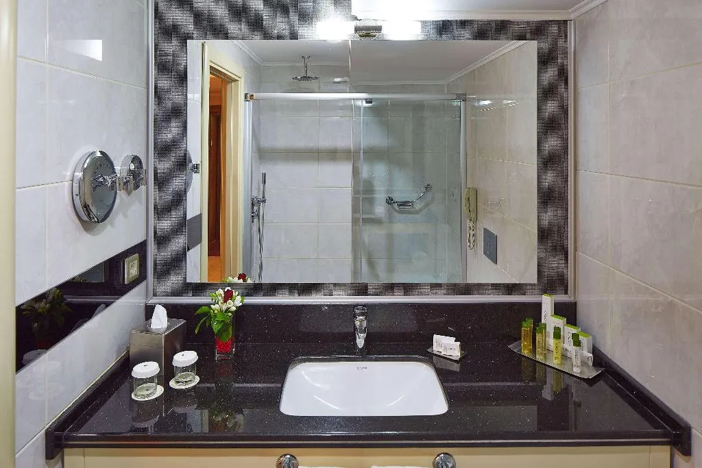 Room GUEST ROOM KING BED Room, DoubleTree By Hilton Izmir Alsancak, Izmir