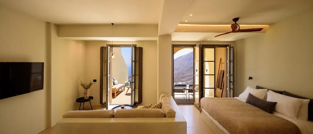 SUITE SUPERIOR WITH PRIVATE POOL Room, Elessa Hotel, Santorini