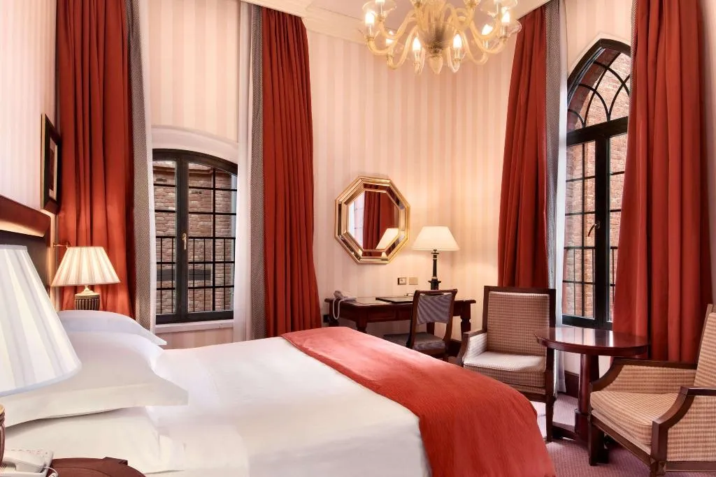 DOUBLE GUEST ROOM KING BED Room, Hilton Molino Stucky Venice, Venice