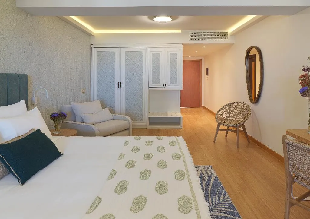 JUNIOR SUITE SEA VIEW WITH PRIVATE POOL Room, Seafos Luxury Resort & Spa, Kalamata