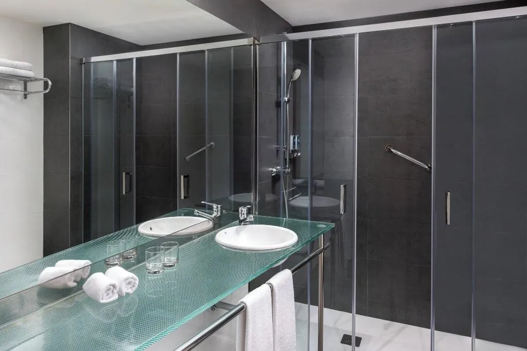 DOUBLE EXECUTIVE KING BED Room, Four Points by Sheraton Barcelona Diagonal, Barcelona