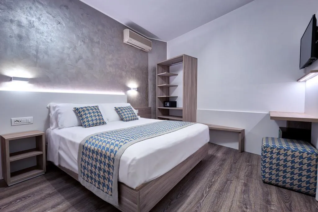DOUBLE STANDARD Room, Jet, Venice