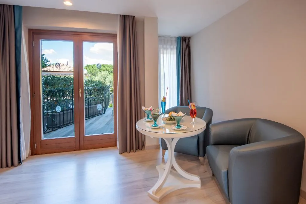 DOUBLE DELUXE GARDEN VIEW Room, Nastro Azzurro Resort, Naples