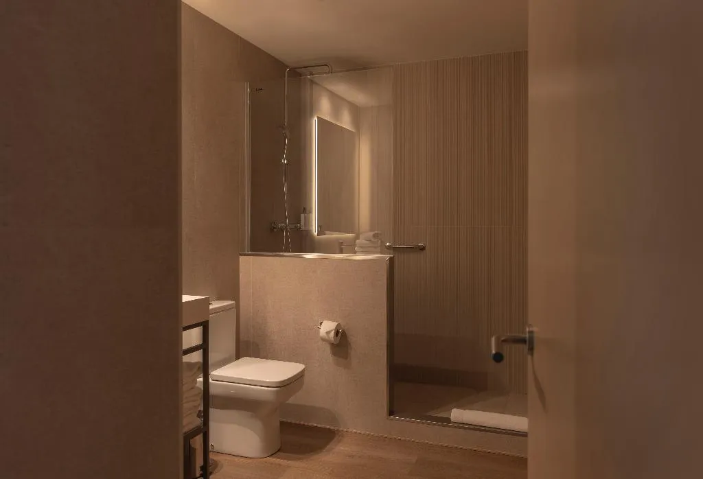 FAMILY ROOM DELUXE Room, Gran Hotel Barcino 4*S, Barcelona
