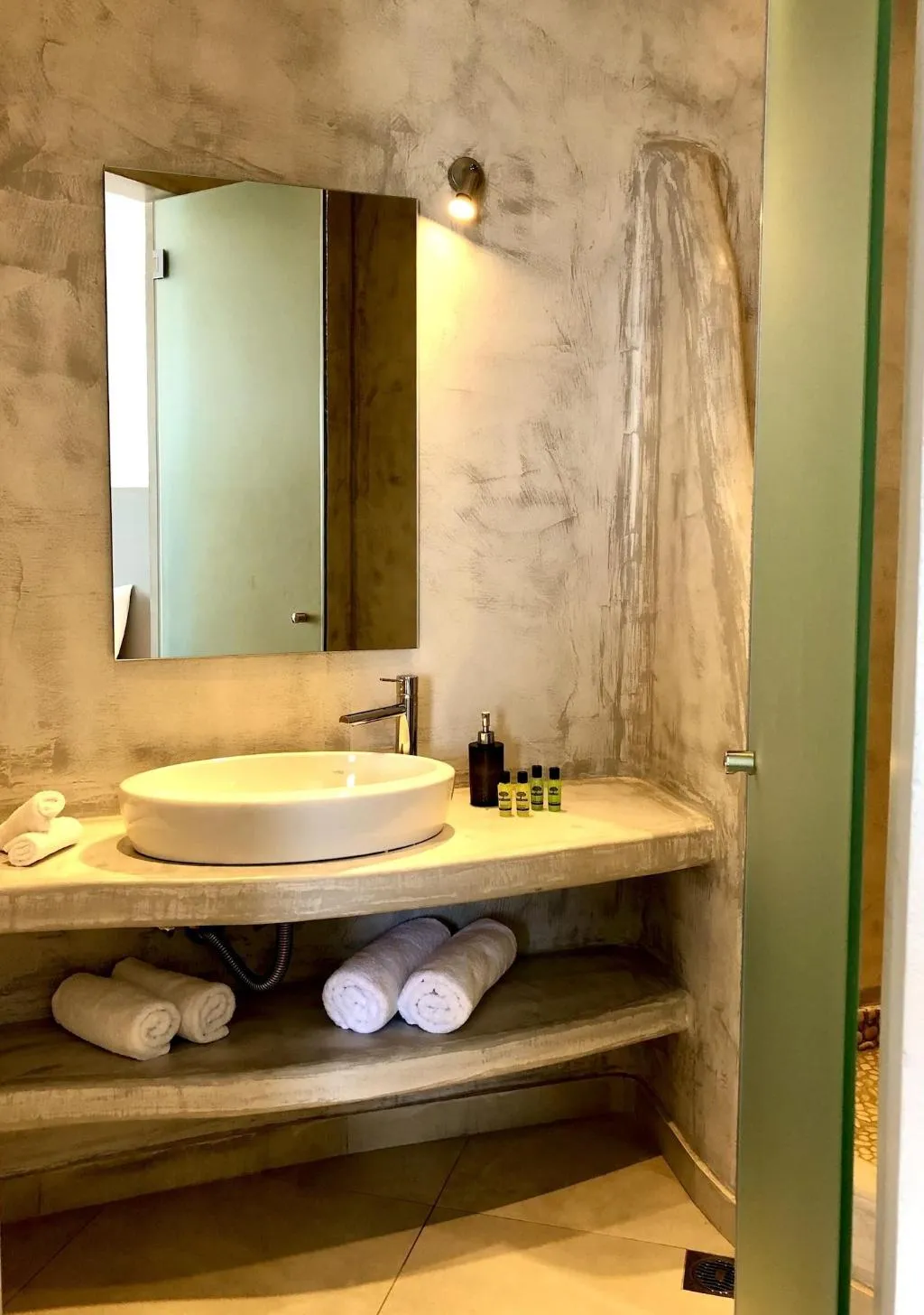 SUITE DELUXE WITH JACUZZI Room, Aperanto Suites, Santorini