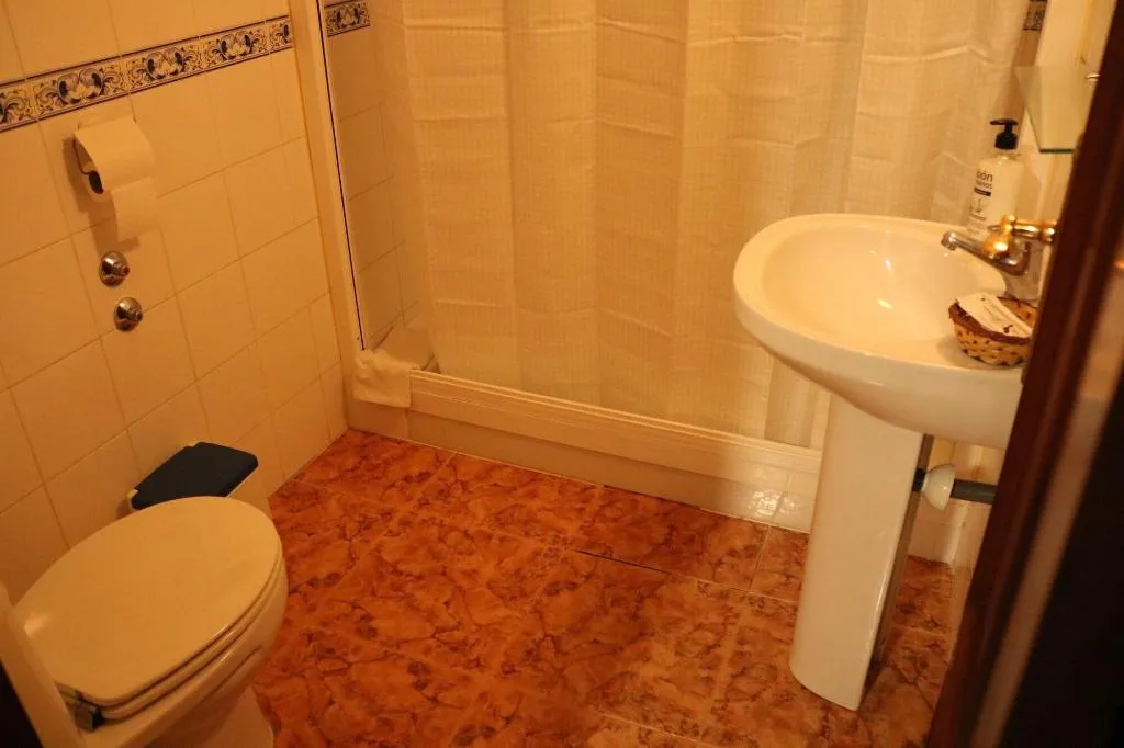 Room, Pensión dulces sueños, Seville