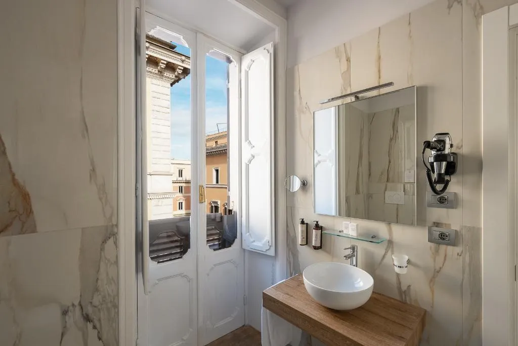 DOUBLE DELUXE Room, Caravita, Rome