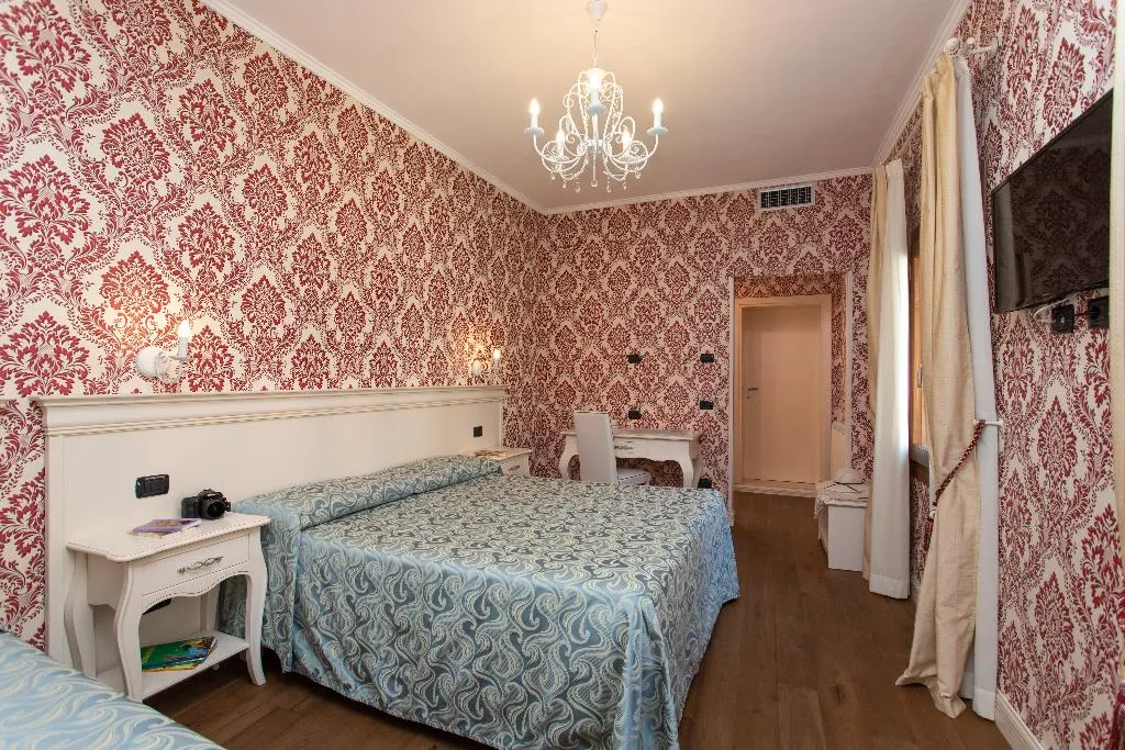 Double or Twin CANAL VIEW Room, Charming Palace Santa Fosca, Venice