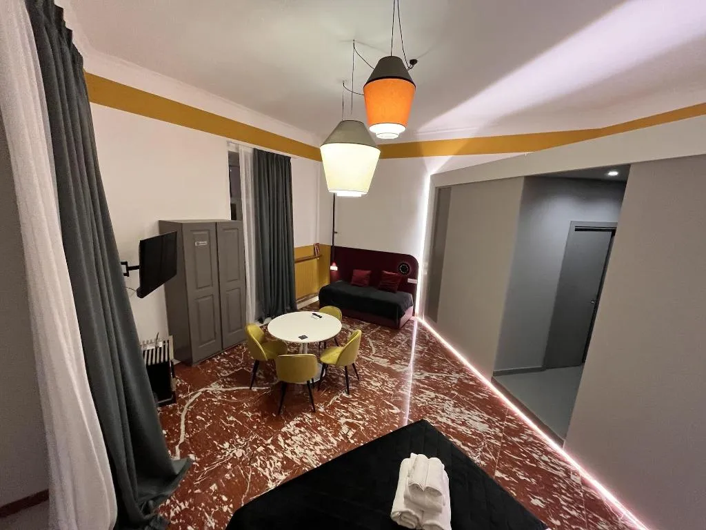 Room, Rettifilo 311, Naples