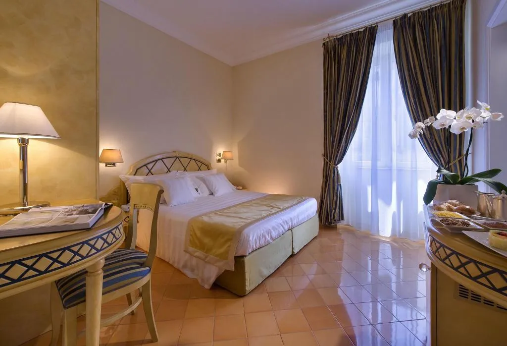 Room, Miramare e Castello, Naples