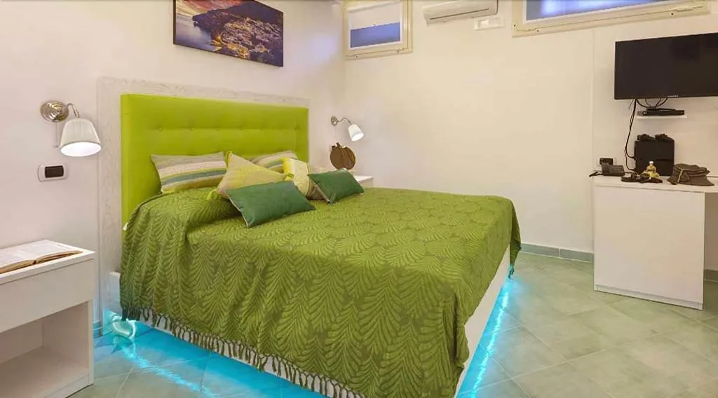 Room, B B Sorrento Central, Naples