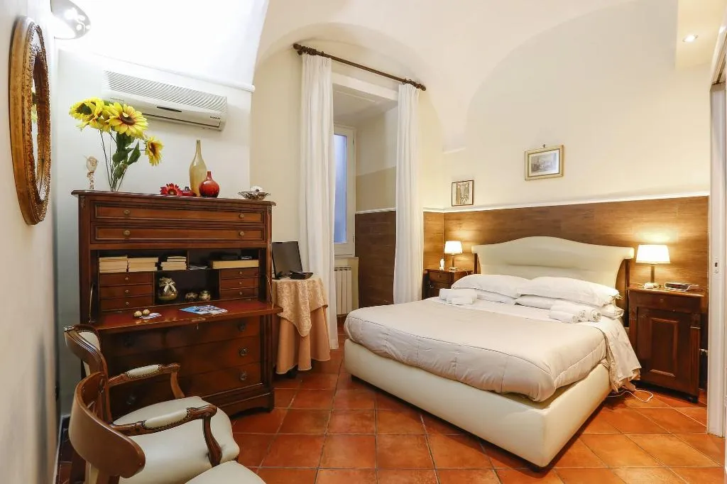 Room, Home Marty, Naples
