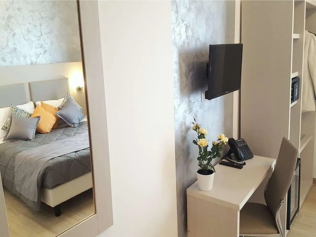 Room, Luxor Florence, Florence