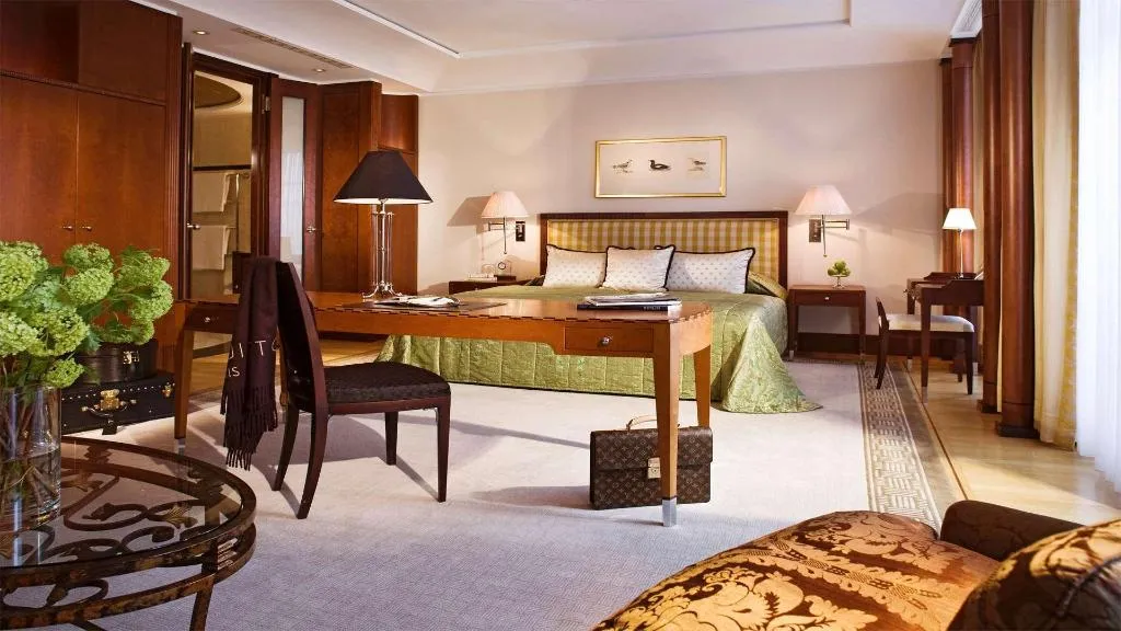 JUNIOR SUITE WITH VIEWS Room, Adlon Kempinski Berlin, Berlin
