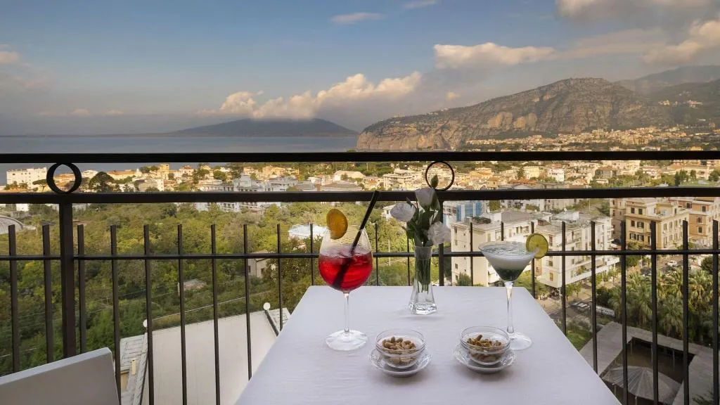 DOUBLE CLASSIC QUEEN BED Room, Hotel Cristina, Naples