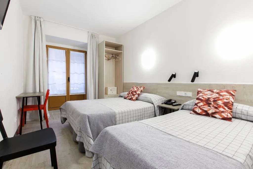 Room, Hostal Castilla Ii Puerta Del Sol, Madrid