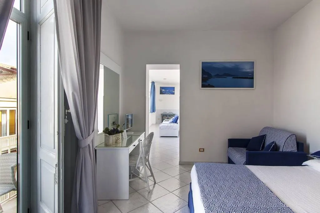 FAMILY ROOM SUPERIOR CITY VIEW Room, Palazzo Starace, Naples