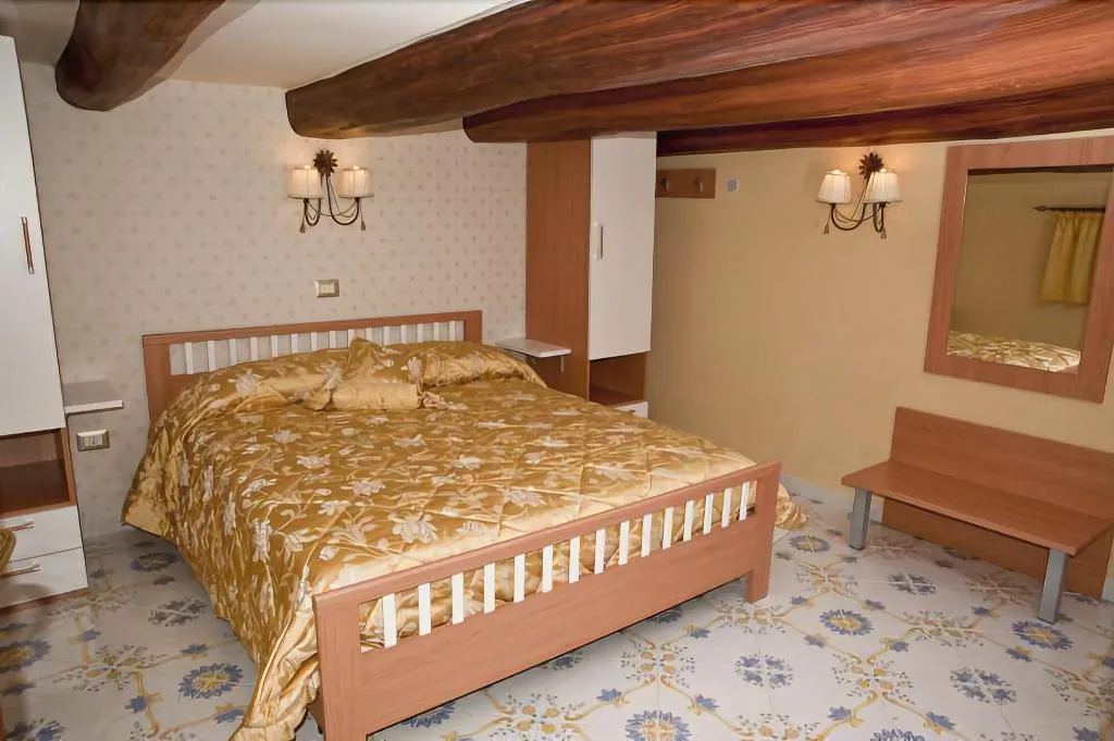 Room, Olimpo degli Dei, Naples