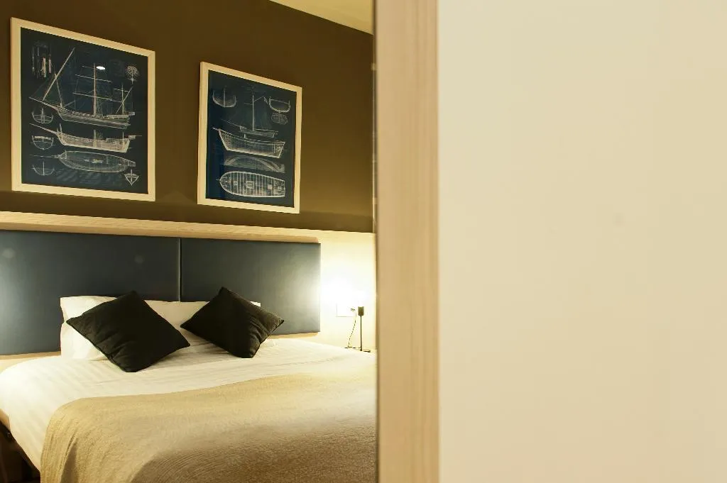 APARTMENT CAPACITY 4 TWO BEDROOMS Room, MH Apartments Ramblas, Barcelona