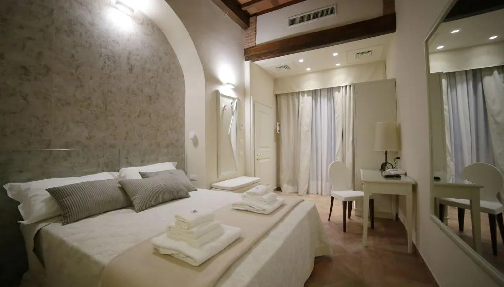 Room, Hotel Renaissance, Florence