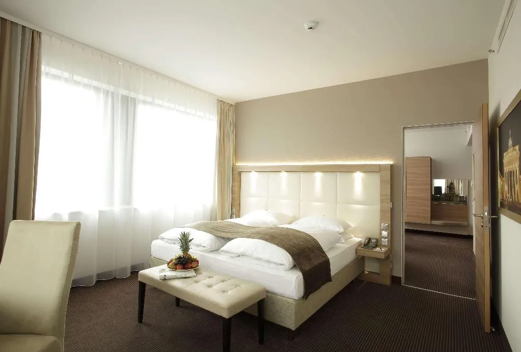 Room, H4 Hotel Berlin Alexanderplatz, Berlin