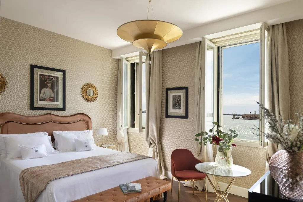 DOUBLE DELUXE LAGOON VIEW Room, Londra Palace Venezia, Venice