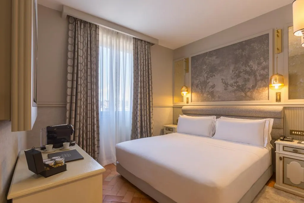 SUITE QUEEN SIZE BED Room, Donna Camilla Savelli - VRetreats, Rome