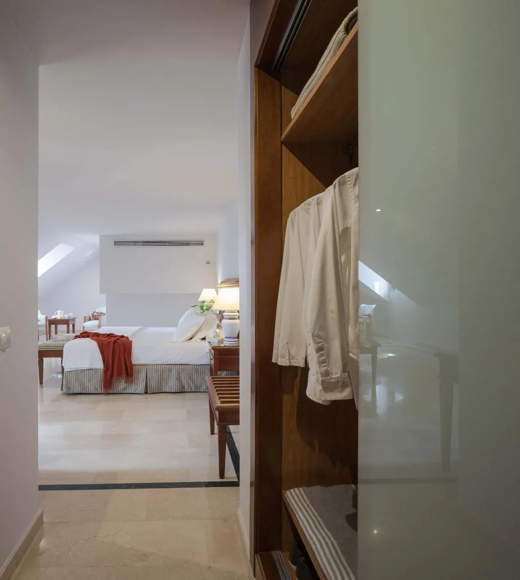 DOUBLE SUPERIOR QUEEN BED Room, Rey Alfonso X, Seville