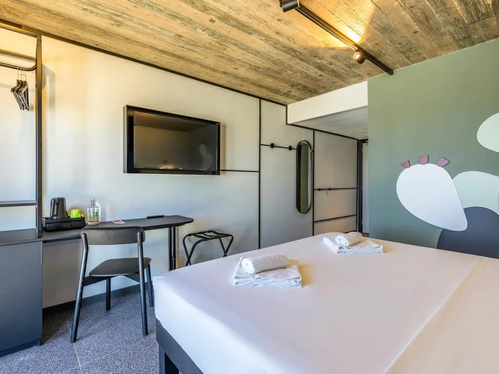 Double or Twin CITY VIEW KING BED Room, ibis Styles ST Pauls Bay Malta, Malta