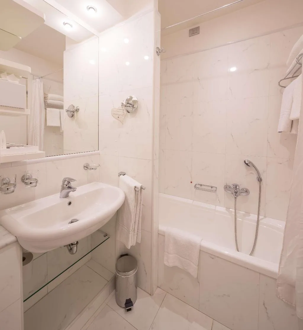 TRIPLE KING SIZE BED Room, Best Western Hotel I Triangoli, Rome