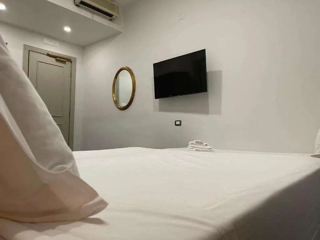 Room, Borbone Di Napoli, Naples