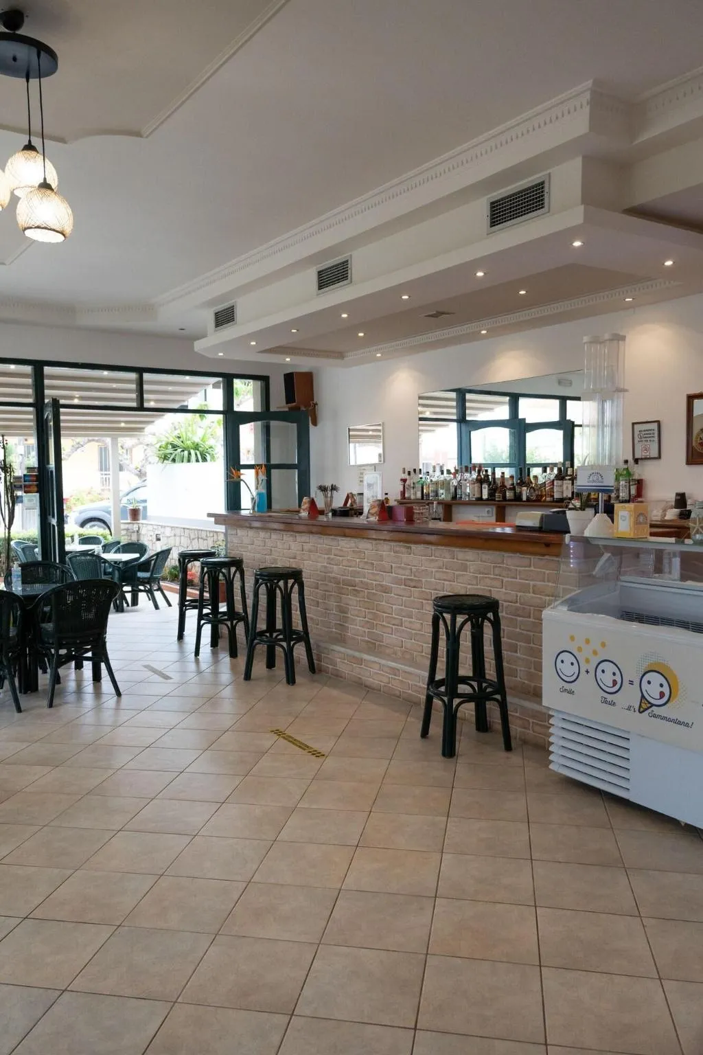 Bar, Aspri Petra, Crete