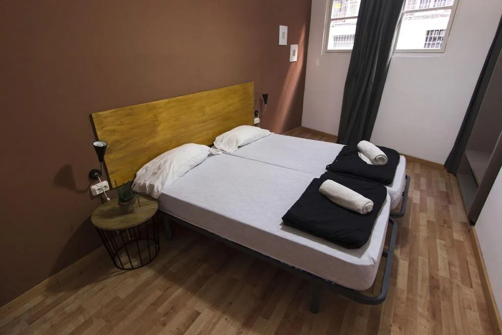 TWIN WITH SHARED BATHROOM Room, Break N Bed Hostel, Barcelona