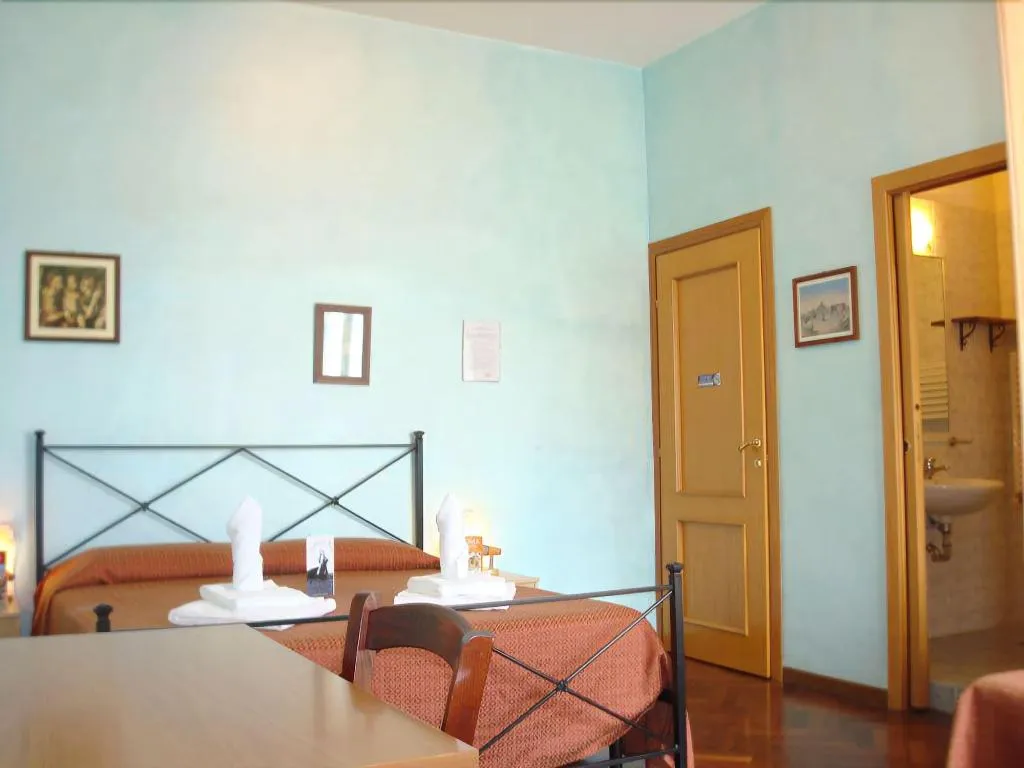 Room, B&B Desiderio di Roma, Naples