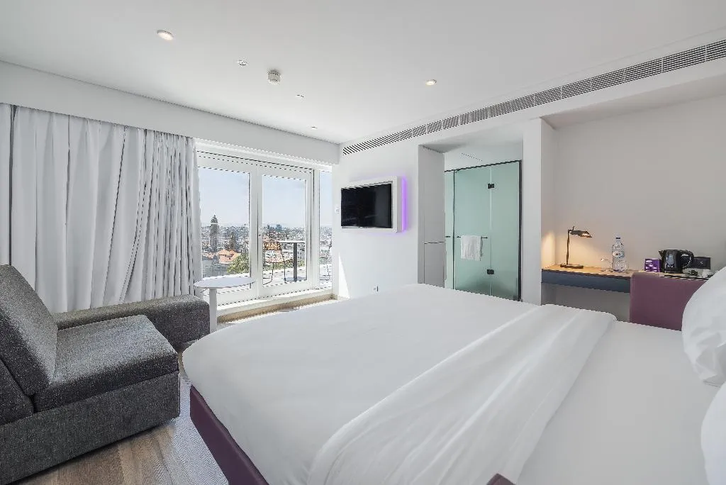 DOUBLE SINGLE USE SUPERIOR QUEEN BED Room, Yotel Porto, Porto