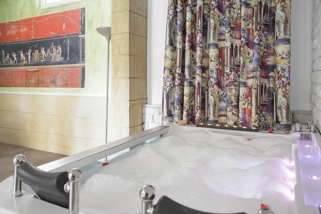SUITE WITH JACUZZI Room, Resort & Winery Bosco De Medici, Naples