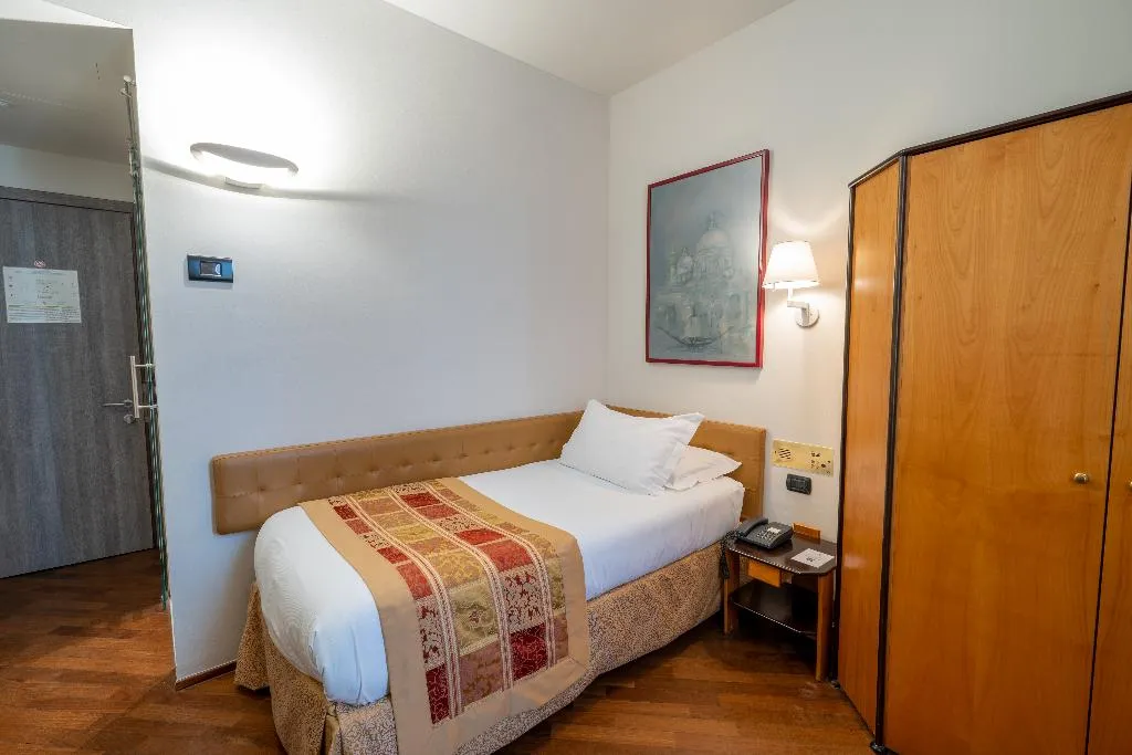 Room, Regina, Milan