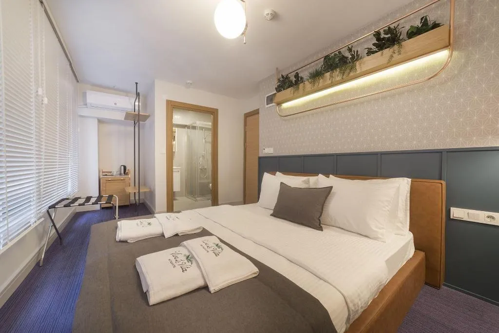 Room, Viva La Vita, Izmir