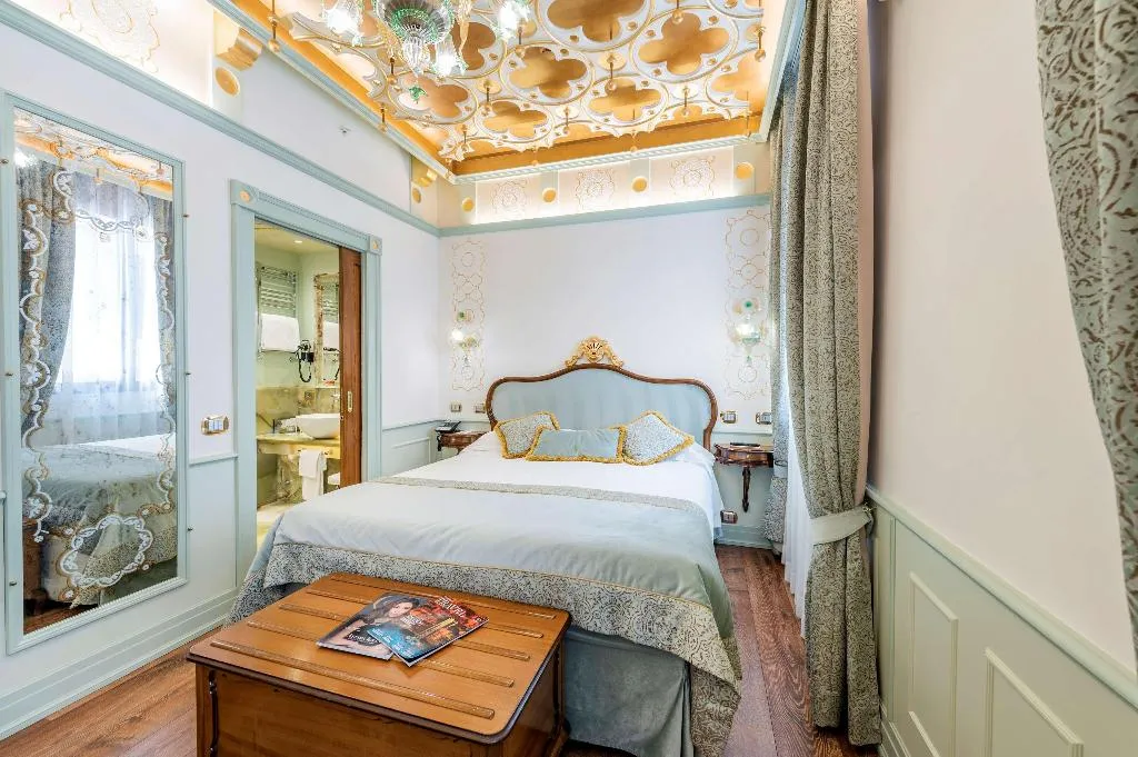 Double or Twin SUPERIOR Room, Monaco and Grand Canal, Venice