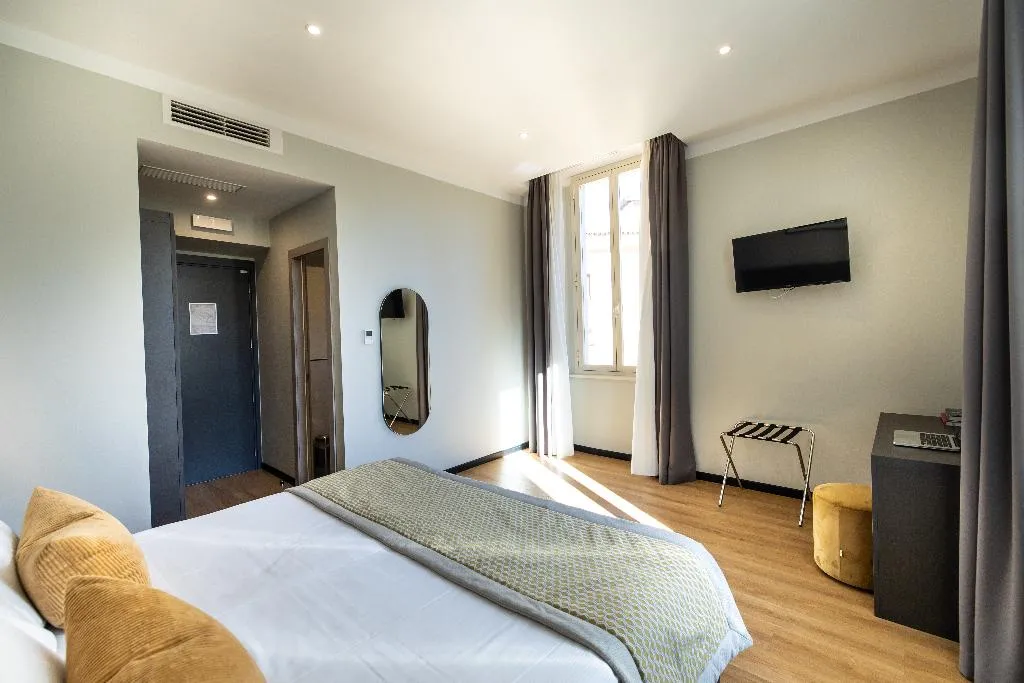 Double or Twin SUPERIOR Room, The Cross, Rome