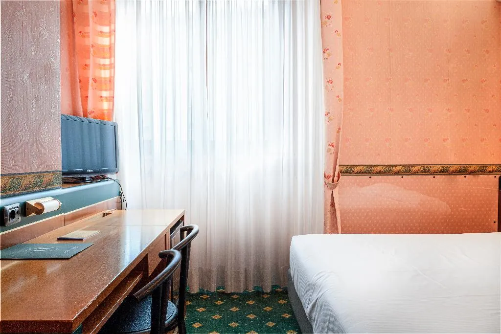 DOUBLE STANDARD Room, Hotel Des Etrangers, Milan