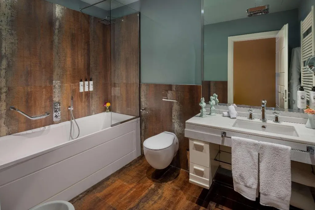 Room, Hotel Number Nine, Florence