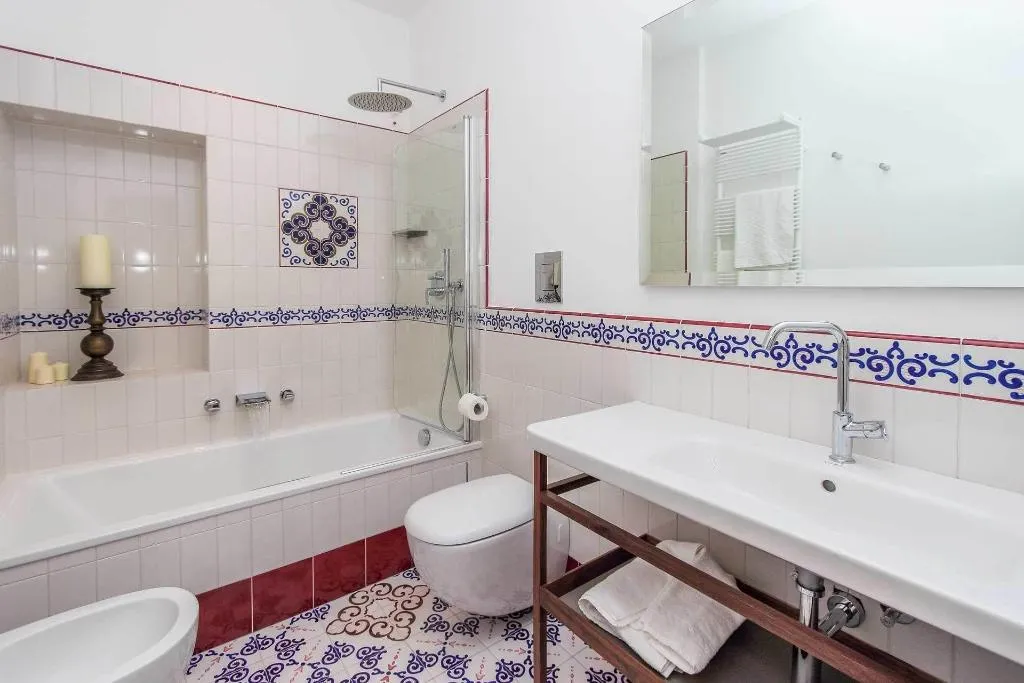 Room, Diecisedici, Naples