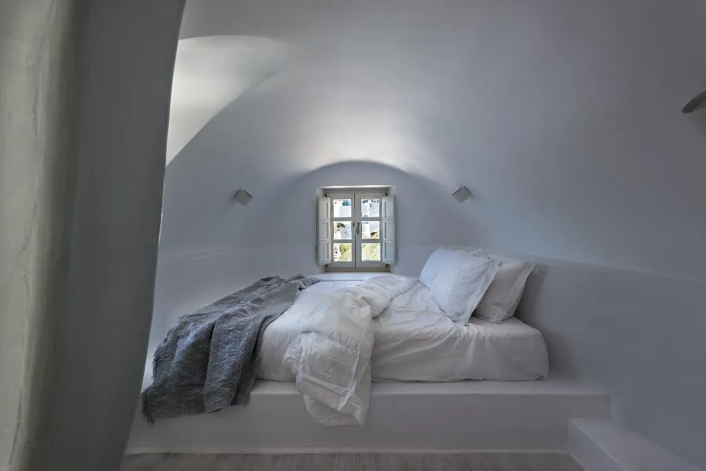 JUNIOR SUITE WITH JACUZZI WITH VIEWS Room, Nefeles Luxury Suites, Santorini
