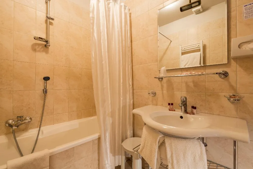 JUNIOR SUITE CANAL VIEW Room, Palazzo Guardi, Venice