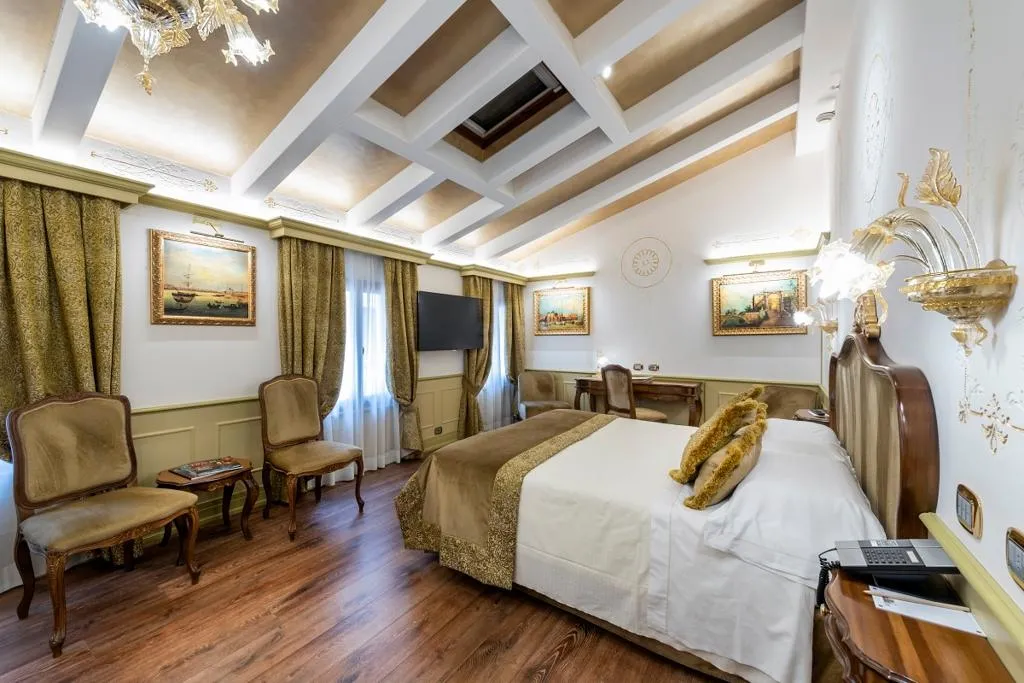 JUNIOR SUITE CLASSIC Room, Monaco and Grand Canal, Venice